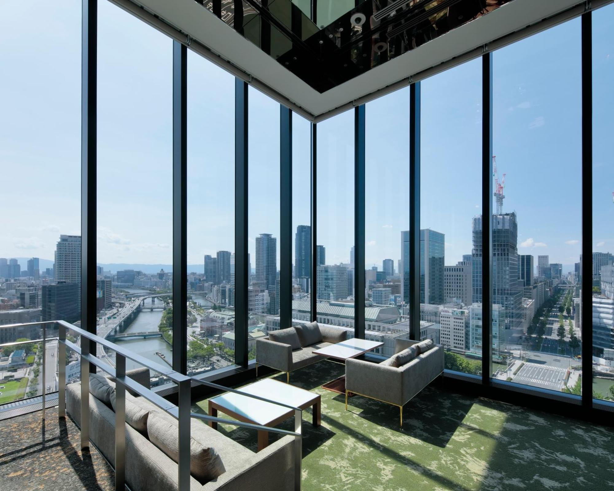 Candeo Hotels Osaka The Tower Bagian luar foto Sky Lounge
