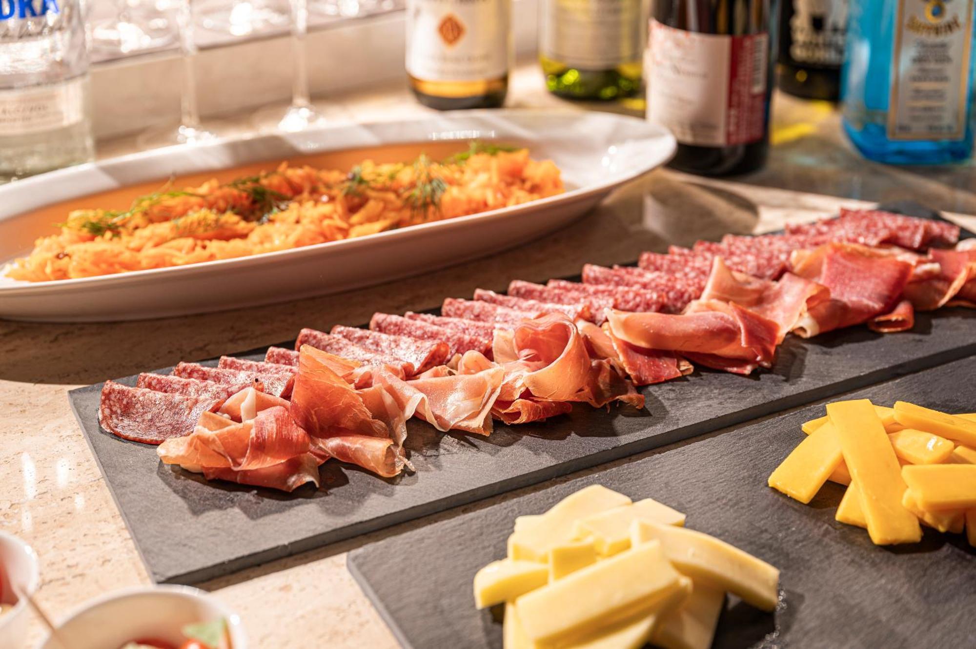 Candeo Hotels Osaka The Tower Bagian luar foto Salami and cheese