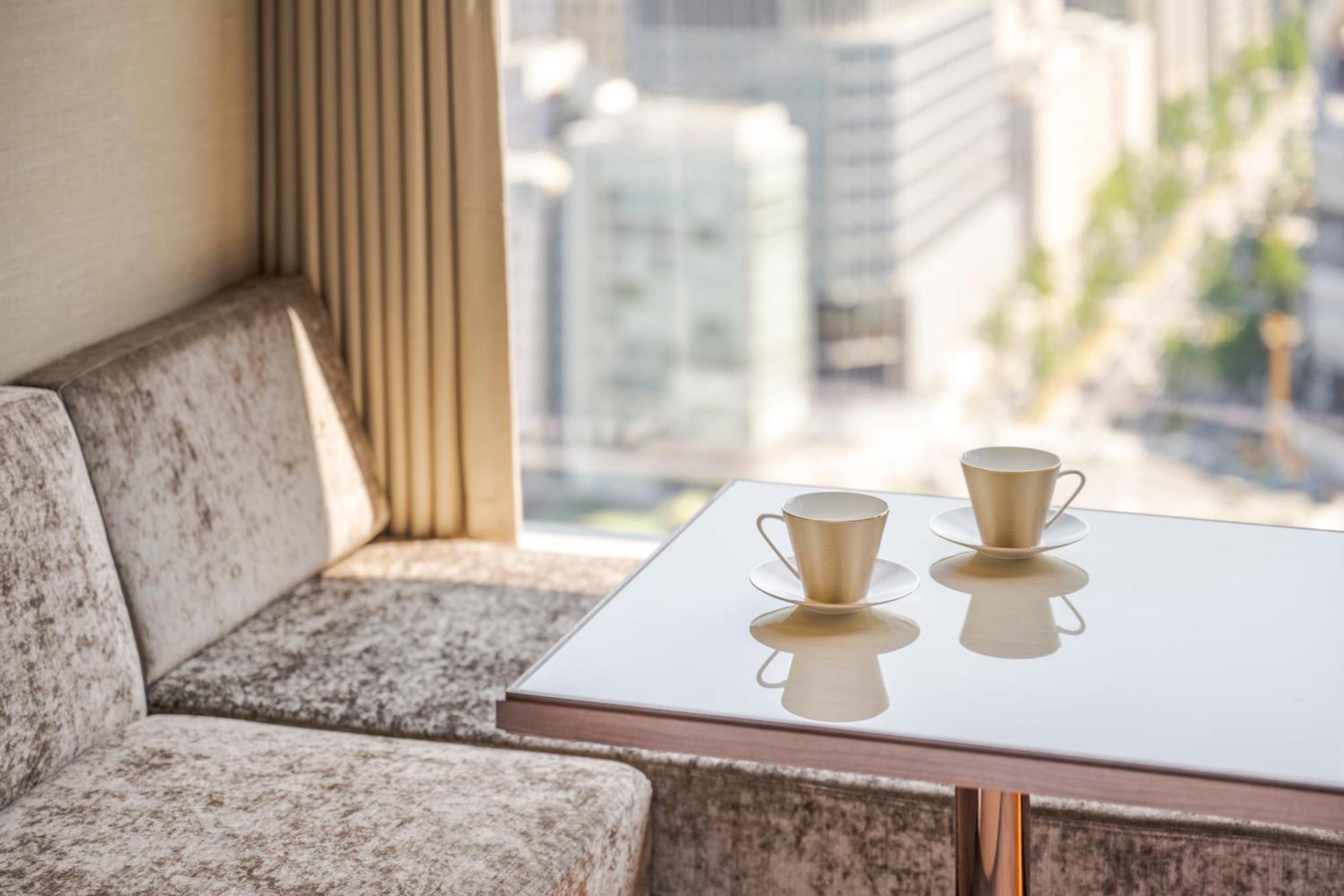 Candeo Hotels Osaka The Tower Ruang foto A table with a glass top