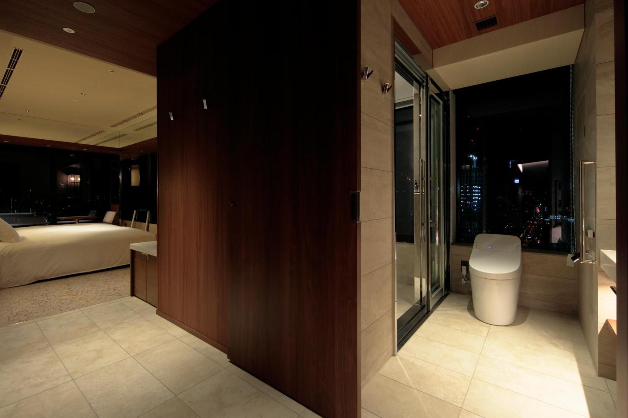 Candeo Hotels Osaka The Tower Ruang foto A modern Japanese toilet