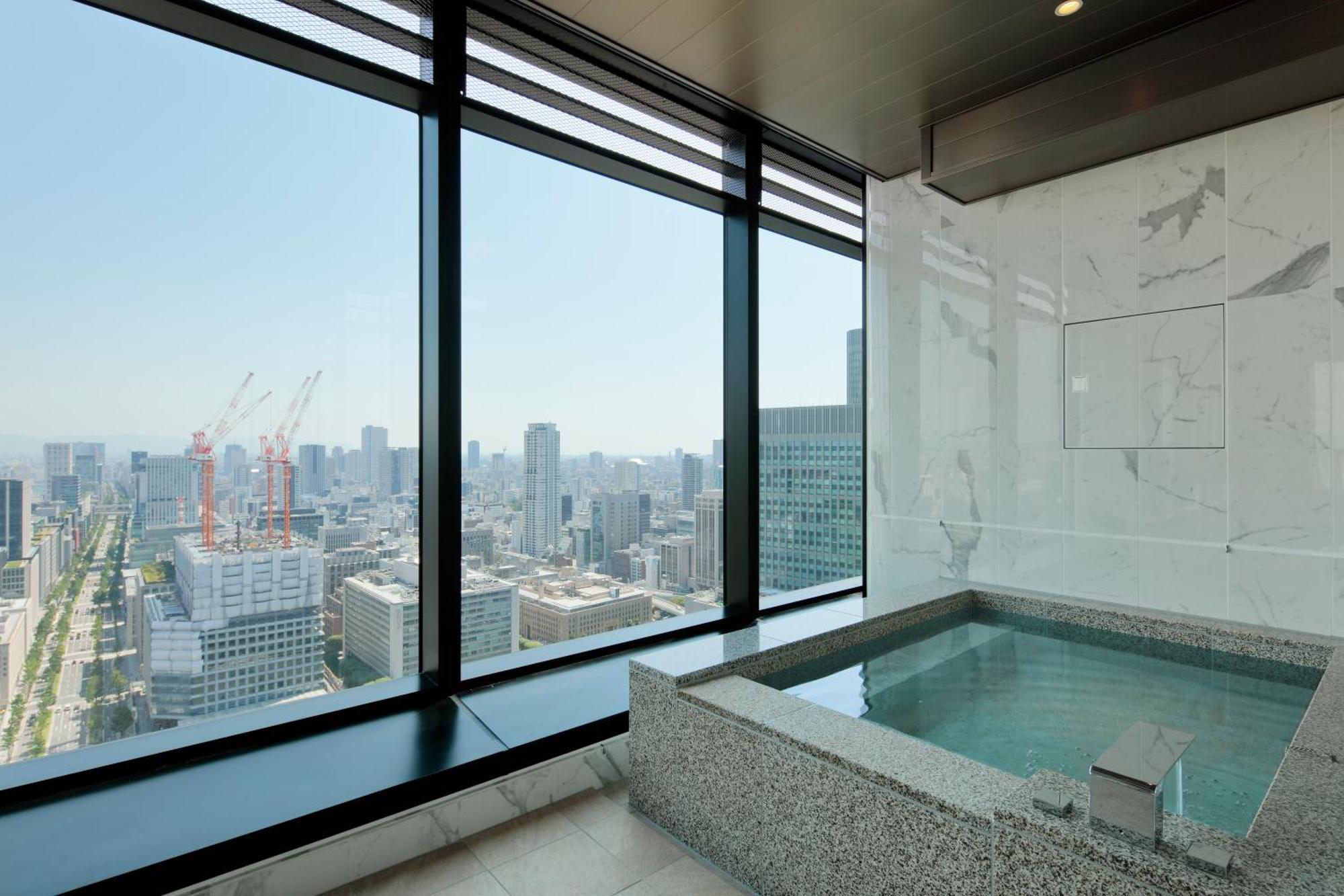 Candeo Hotels Osaka The Tower Bagian luar foto A private onsen at the Ritz-Carlton, Osaka
