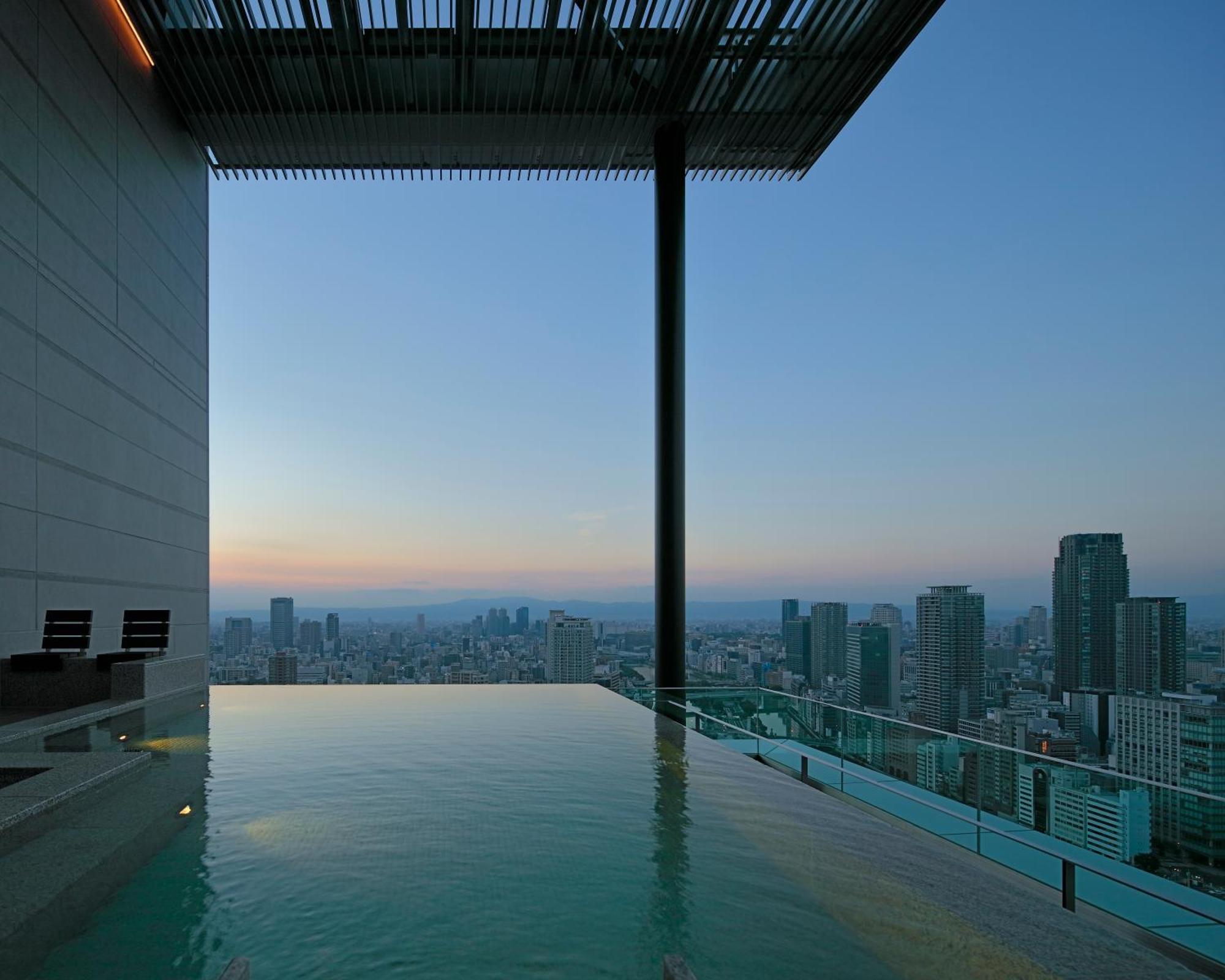 Candeo Hotels Osaka The Tower Bagian luar foto Infinity pool at the Ritz-Carlton, Osaka