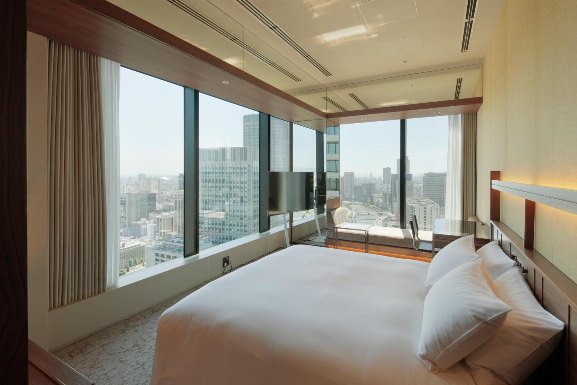 Candeo Hotels Osaka The Tower Bagian luar foto A bedroom at the hotel