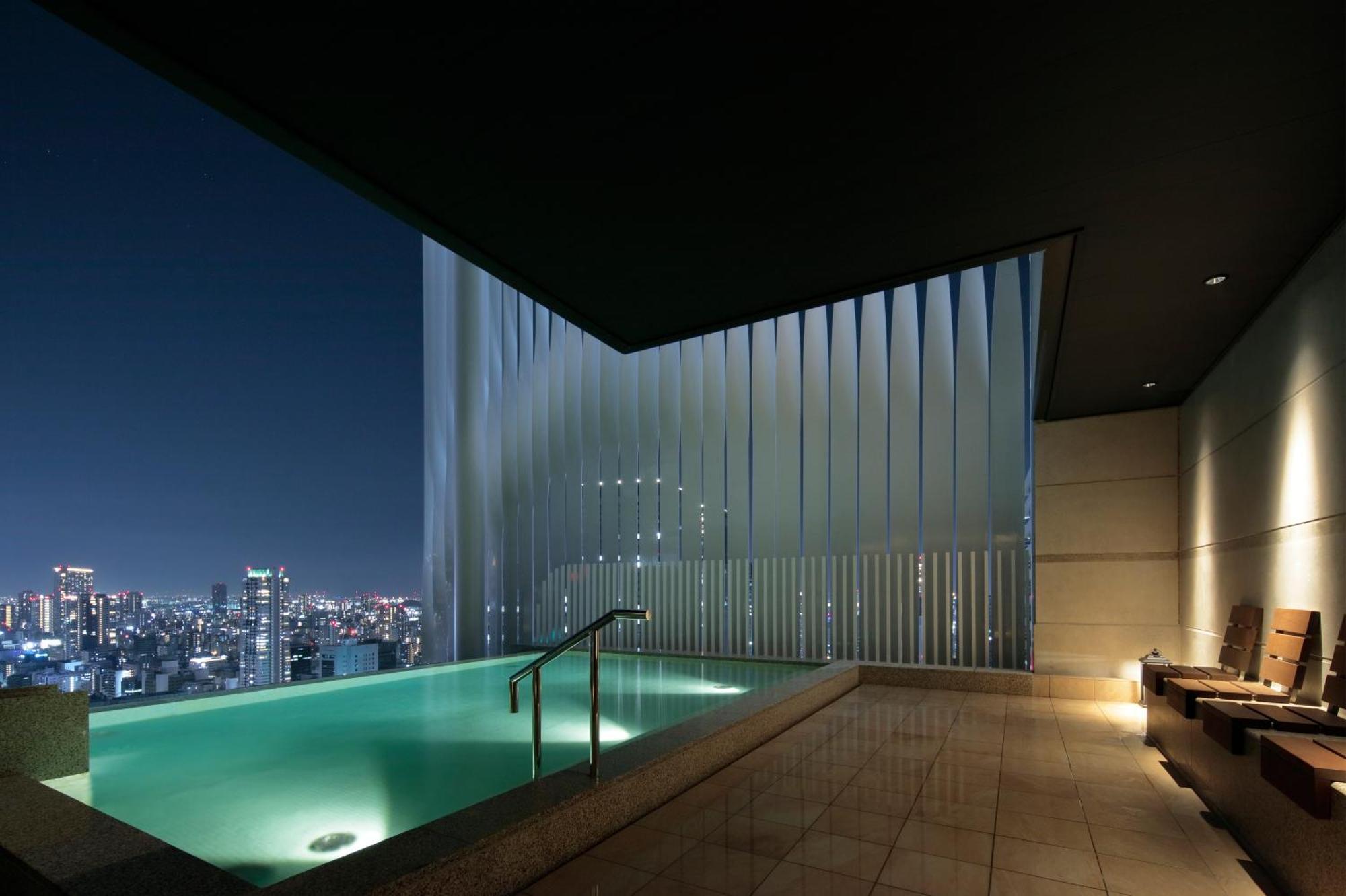 Candeo Hotels Osaka The Tower Bagian luar foto The pool at the 39th floor