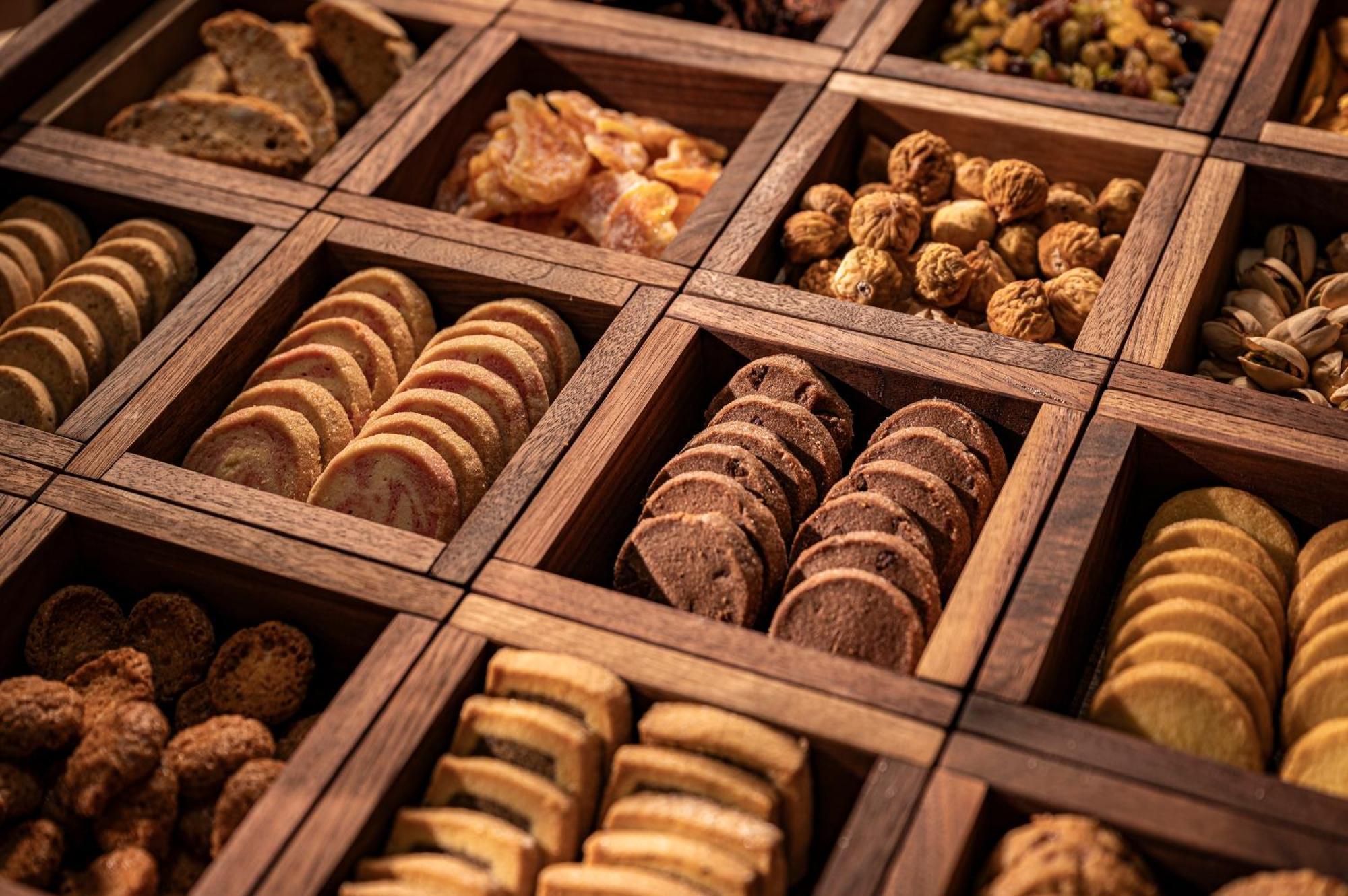 Candeo Hotels Osaka The Tower Bagian luar foto A selection of biscuits