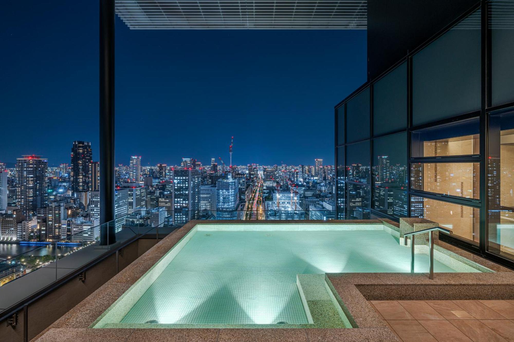Candeo Hotels Osaka The Tower Bagian luar foto The rooftop pool at the Ritz-Carlton, Tokyo