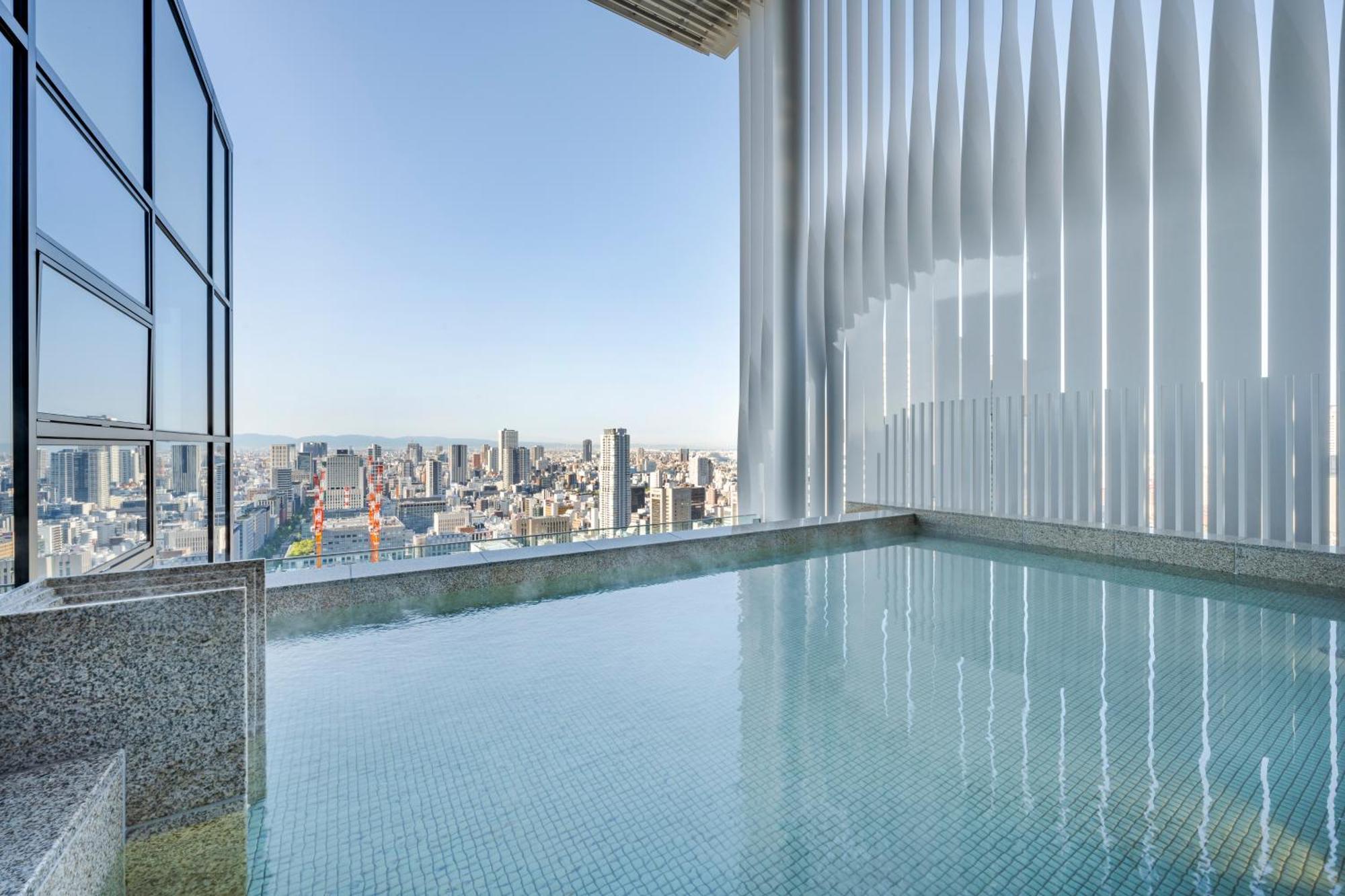 Candeo Hotels Osaka The Tower Bagian luar foto The pool at the top of the hotel