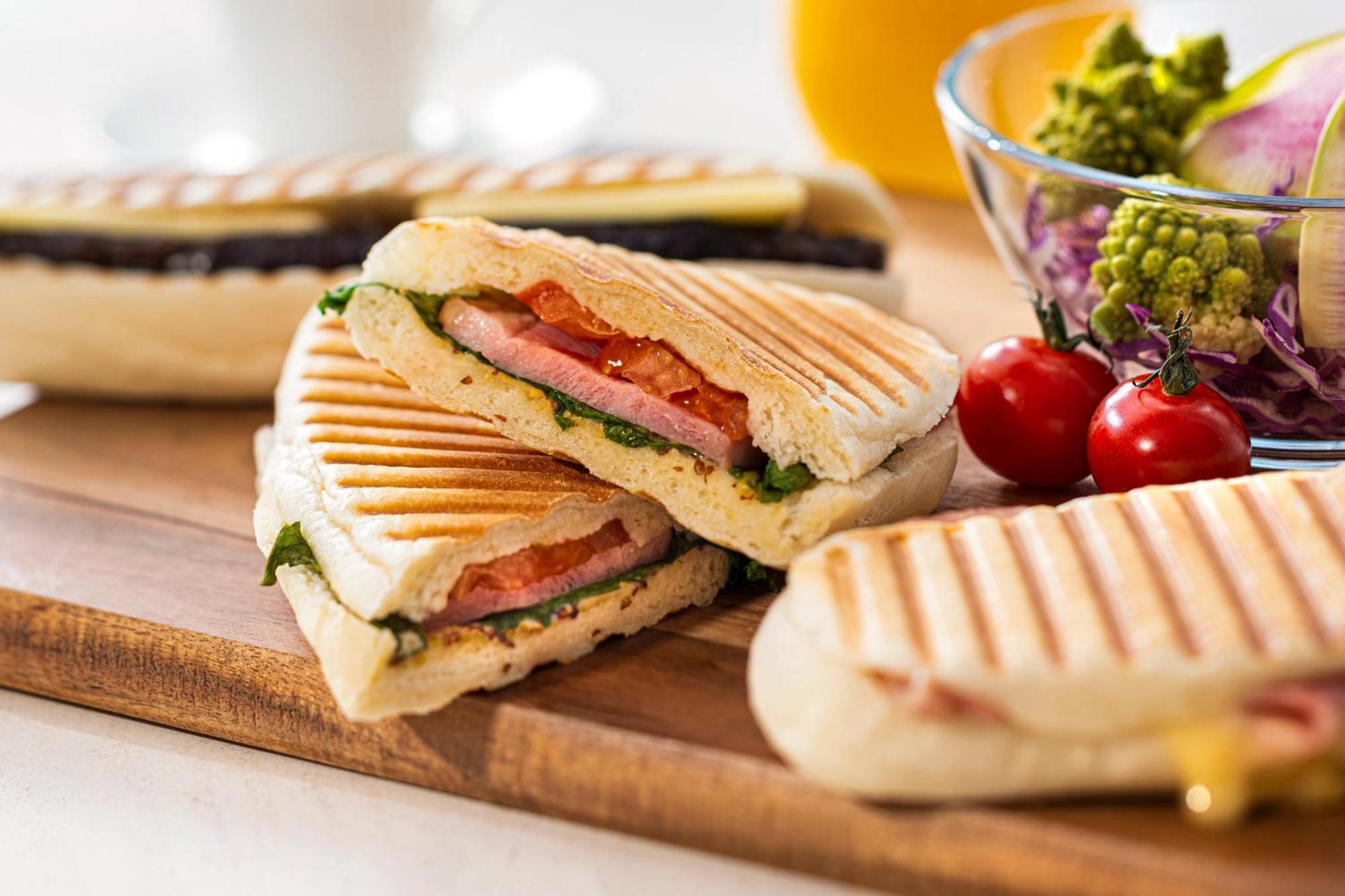 Candeo Hotels Osaka The Tower Bagian luar foto A ham and cheese panini
