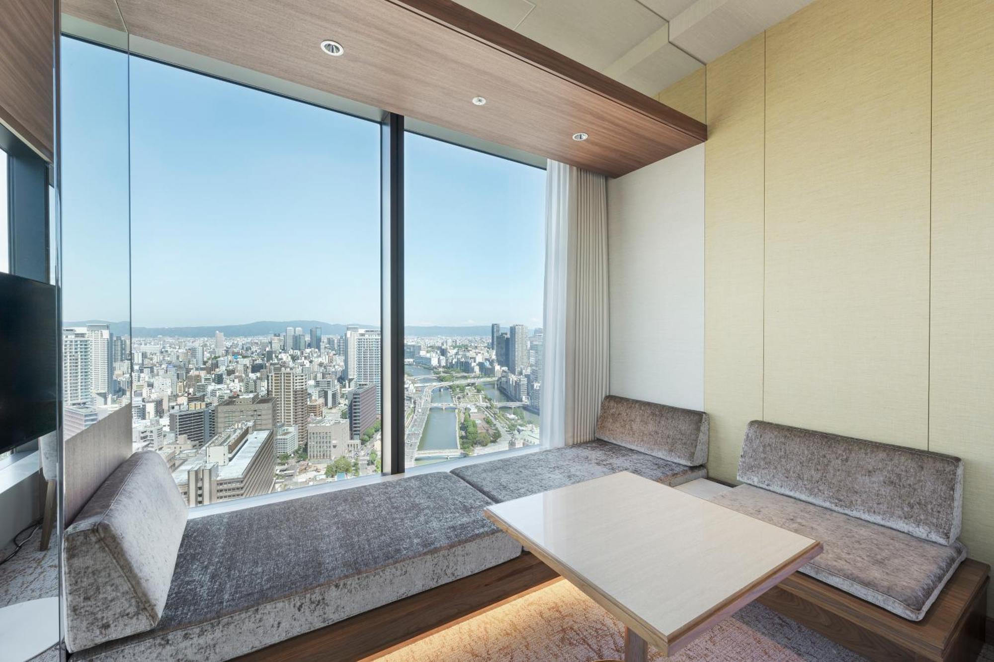 Candeo Hotels Osaka The Tower Bagian luar foto A room at the hotel
