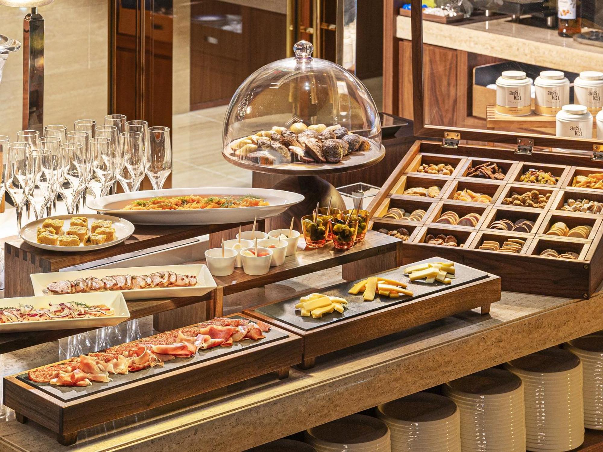 Candeo Hotels Osaka The Tower Bagian luar foto A buffet at a hotel