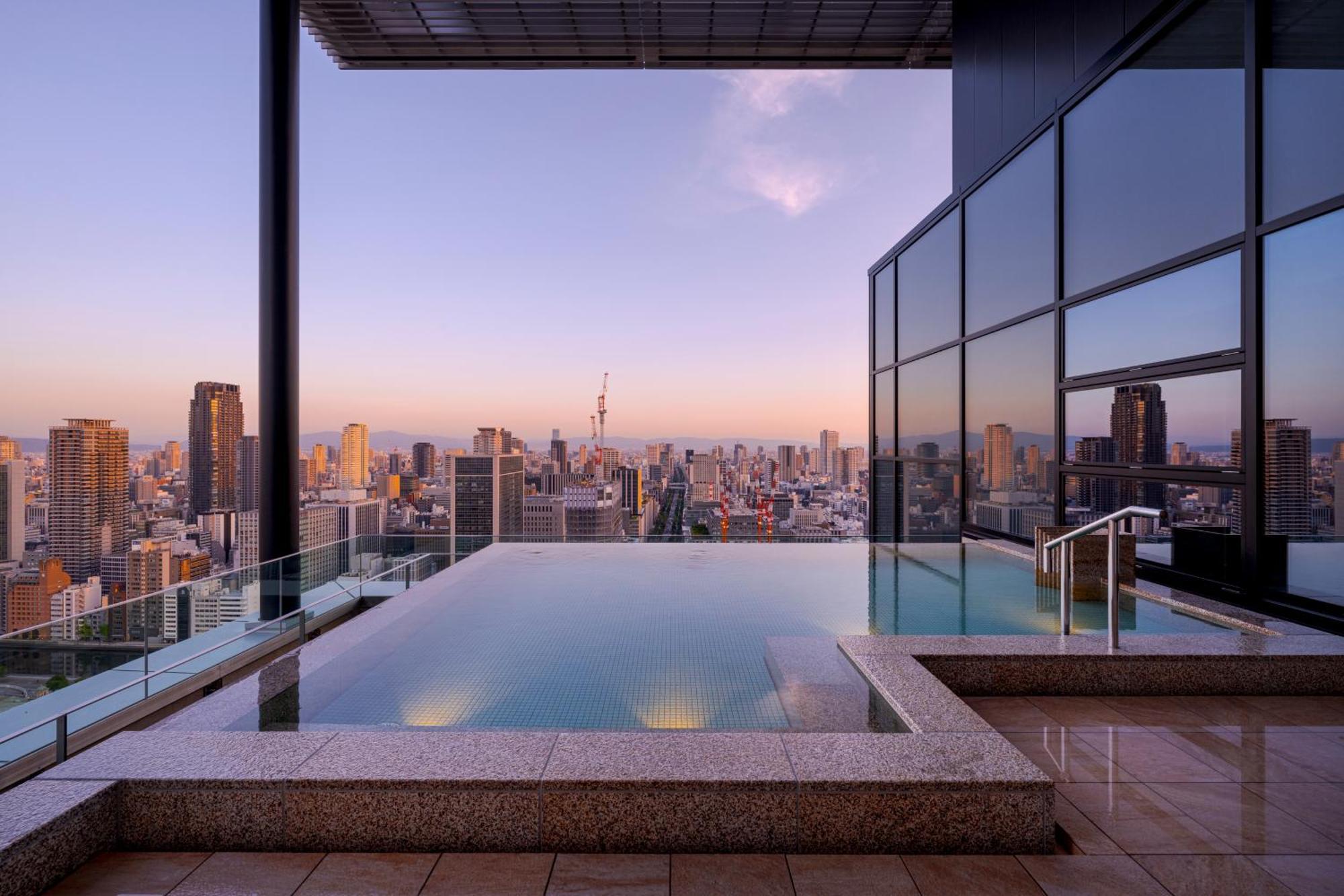 Candeo Hotels Osaka The Tower Bagian luar foto A rooftop onsen in Tokyo